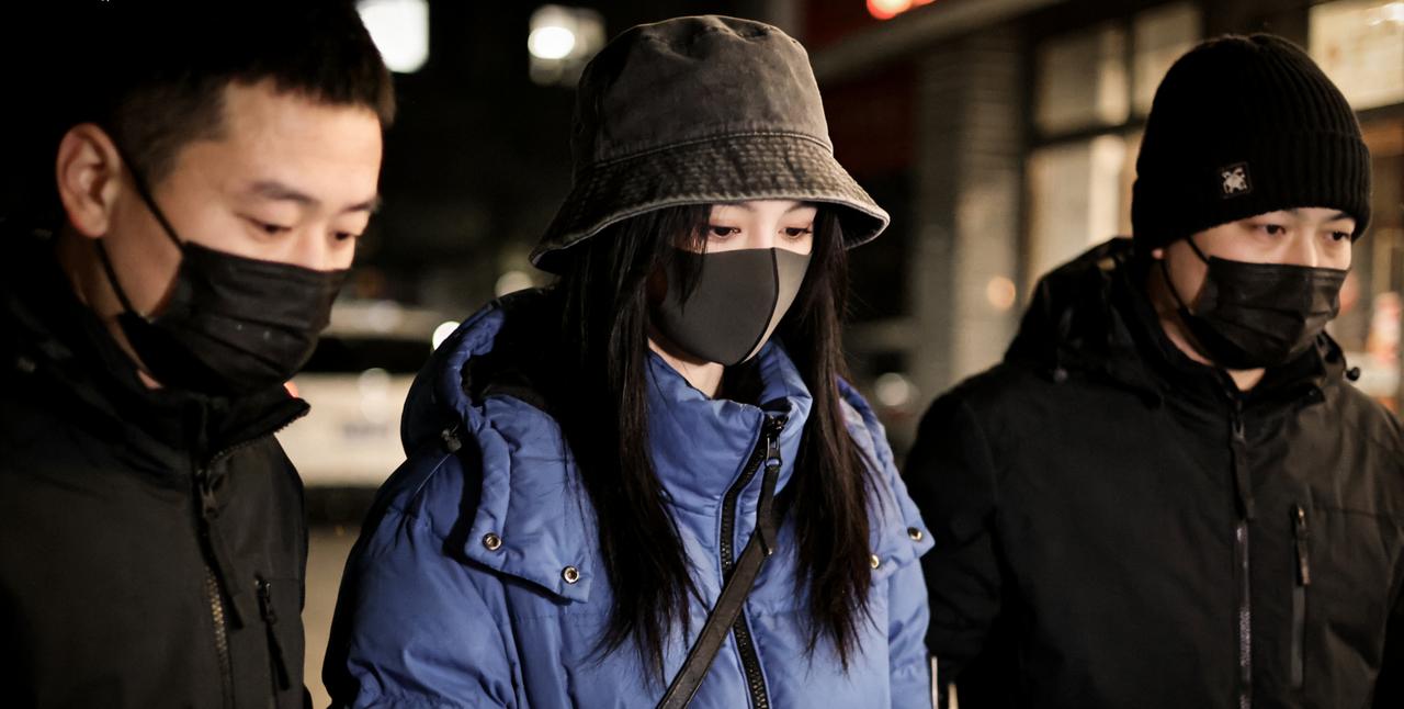 鞠婧祎合约风波后首现身！包裹严实状态紧绷，亿元纠纷再添新悬念12月18日晚