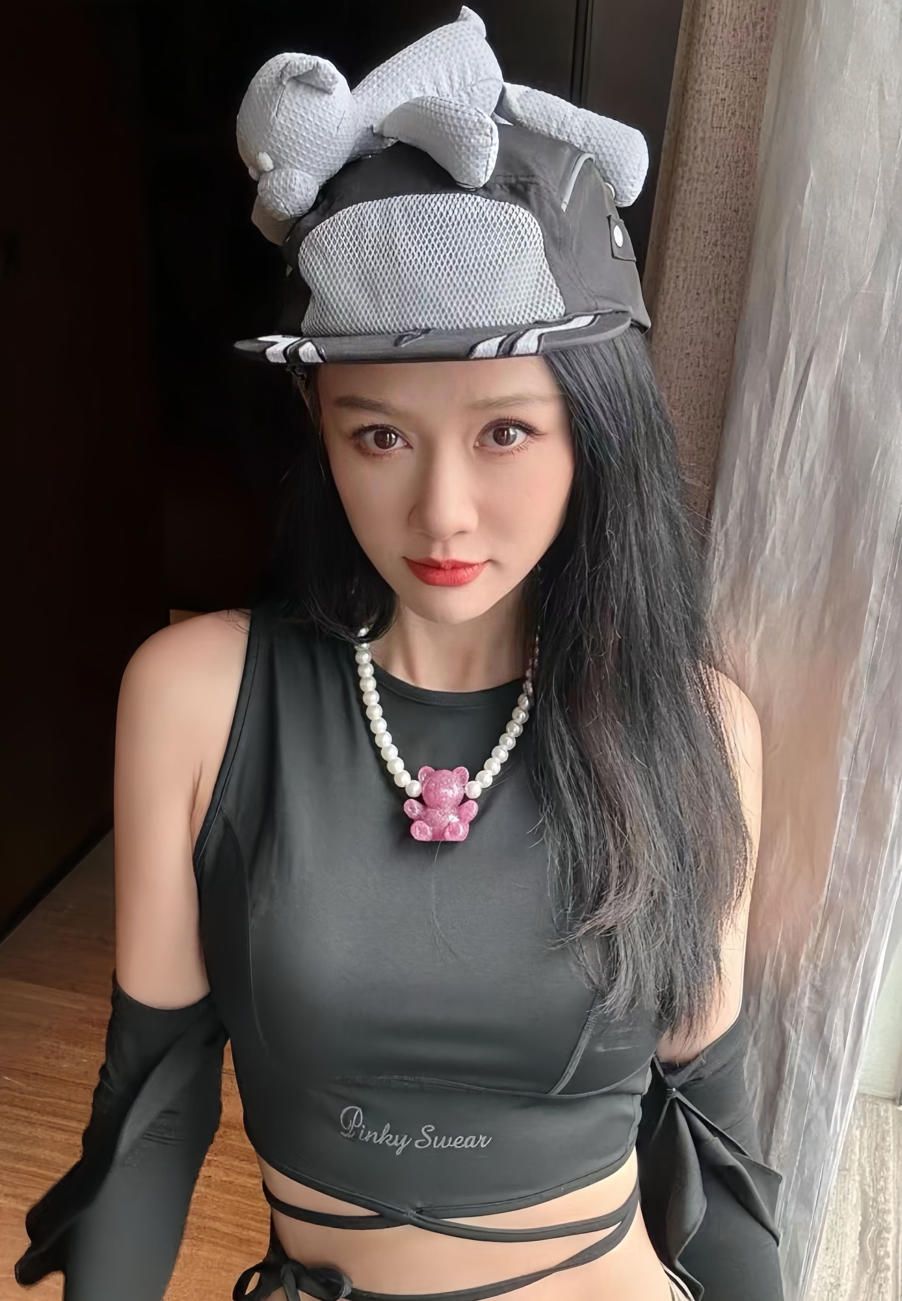 我还挺佩服陈乔恩的。她都46岁了，嫁进了马来西亚的豪门，老公Alan家里超有