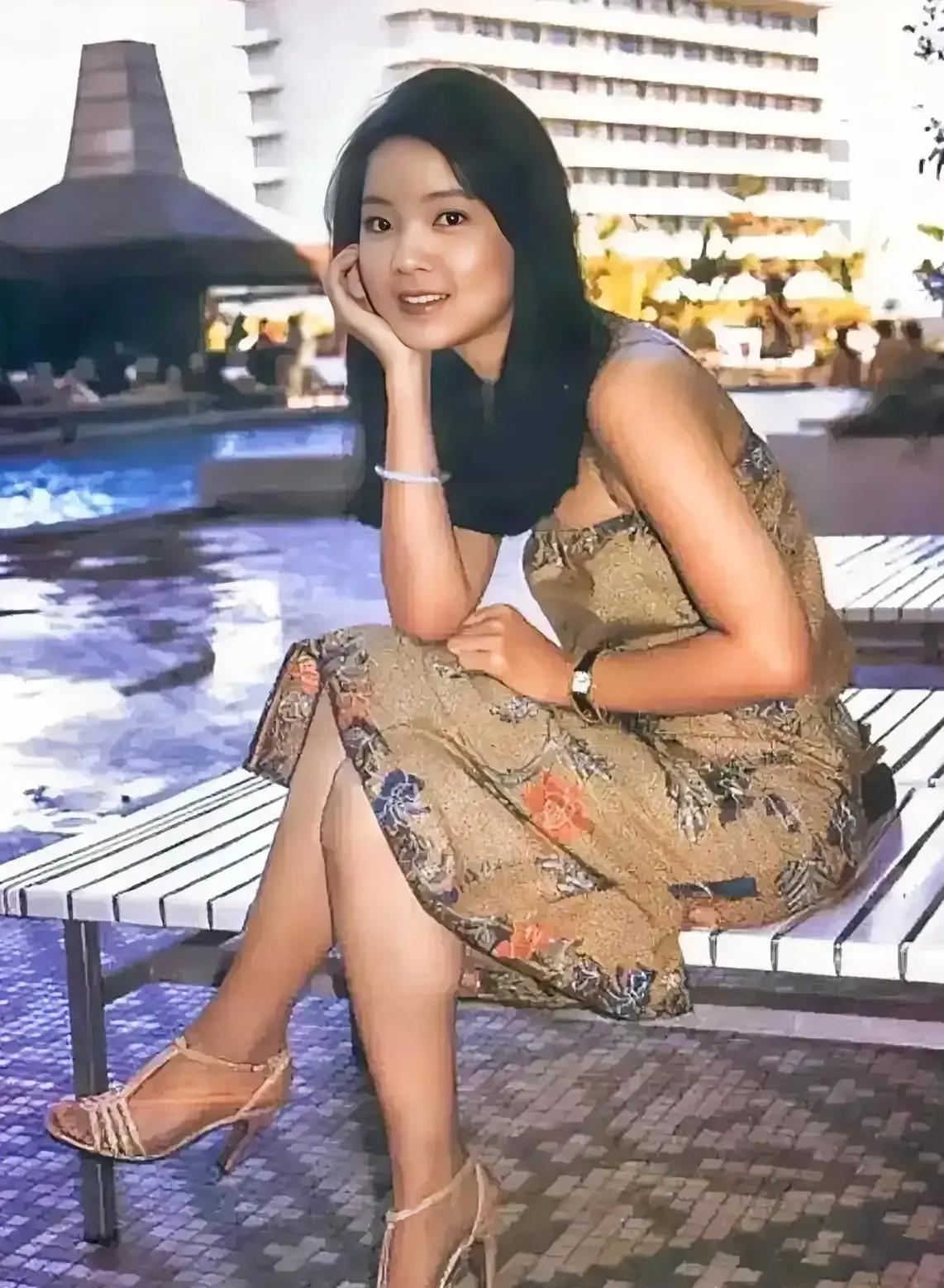 这是上世纪七十年代甜歌皇后邓丽君在马来西亚的留影，完全素颜出镜的她，看上去清新靓