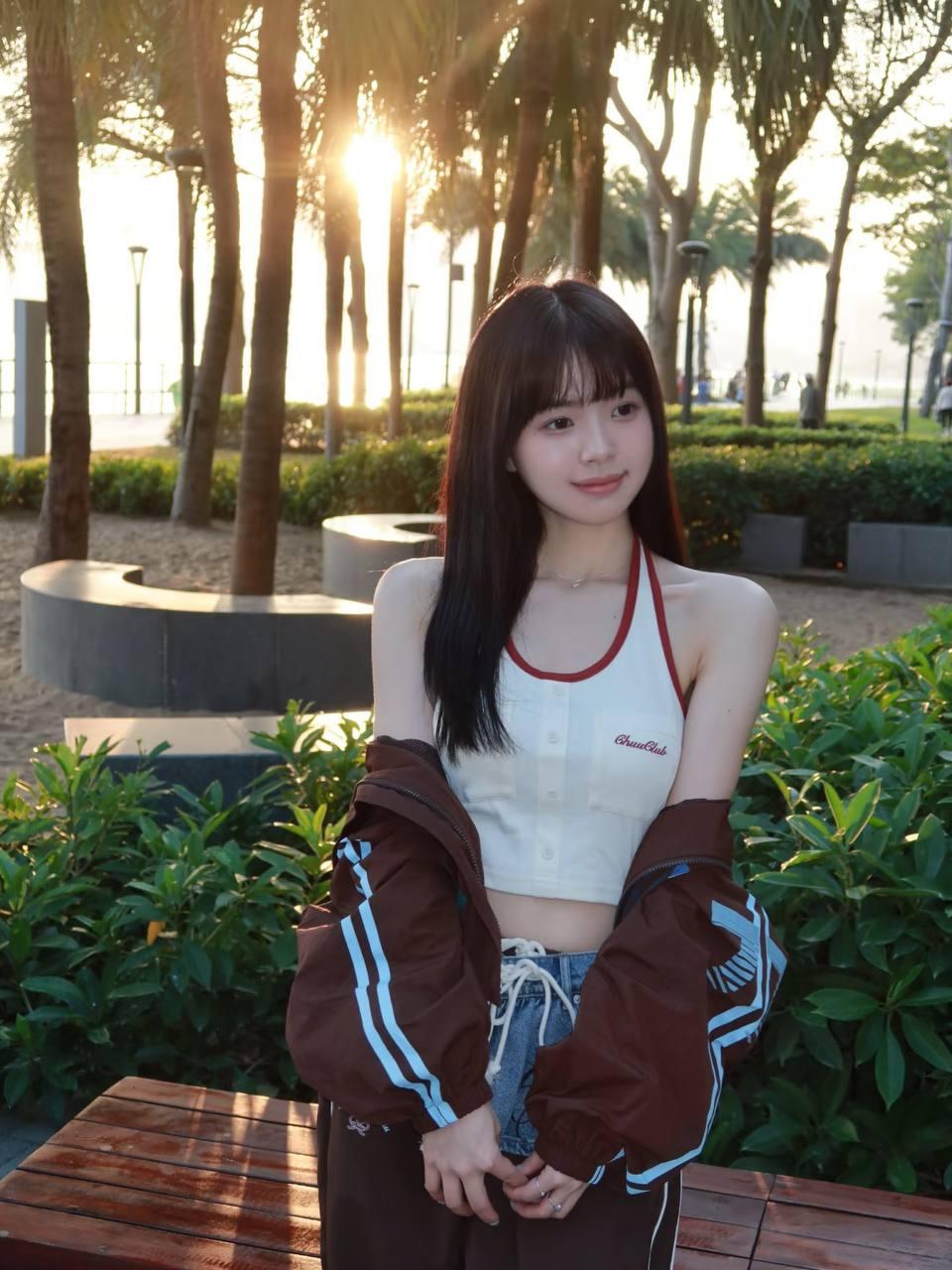 阳光下的少女青春洋溢少女感笑容少女感微笑女孩美少女的微笑