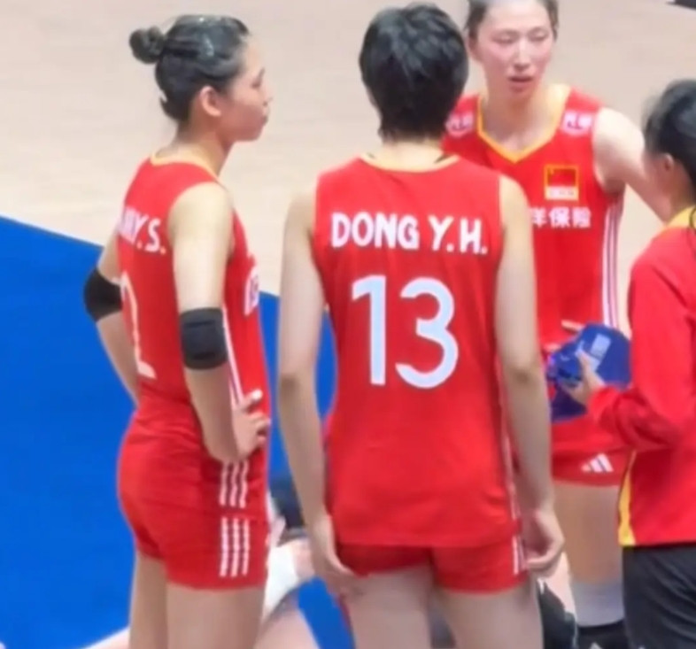 真的是好团结又有爱的大家庭啊！吴梦洁输了土耳其比赛后在场地崩溃大哭，哭了好长时间