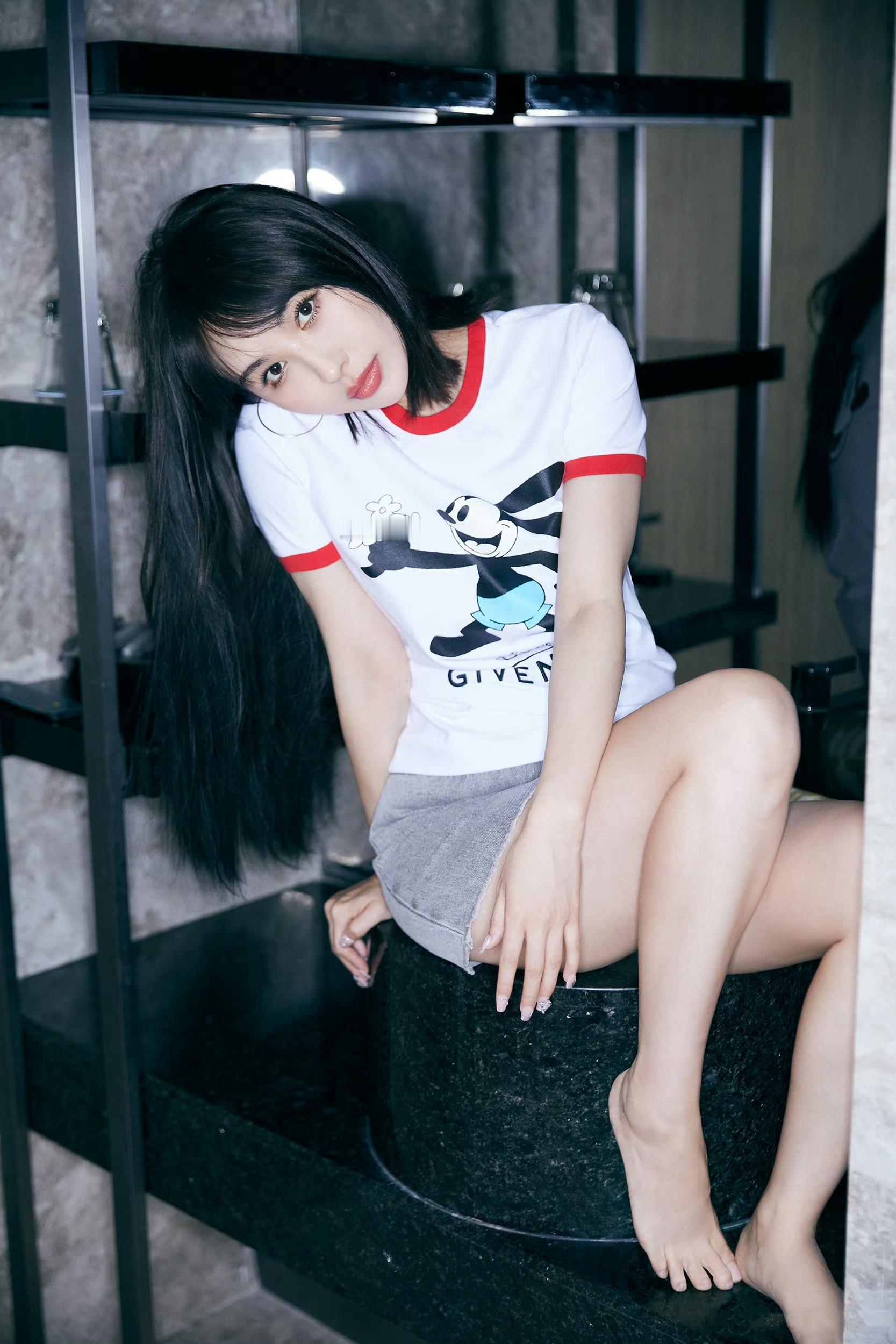 李菲儿甜美私服：白T恤小脚丫，甜美可爱的模样。李菲儿