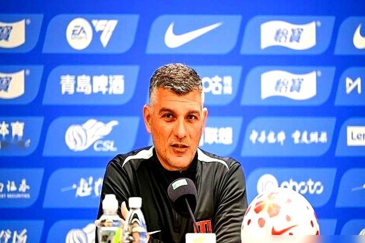 成都蓉城这回真踢疯了！开局五轮不败，直接冲到中超榜首。新帅阿洛伊西弃用三