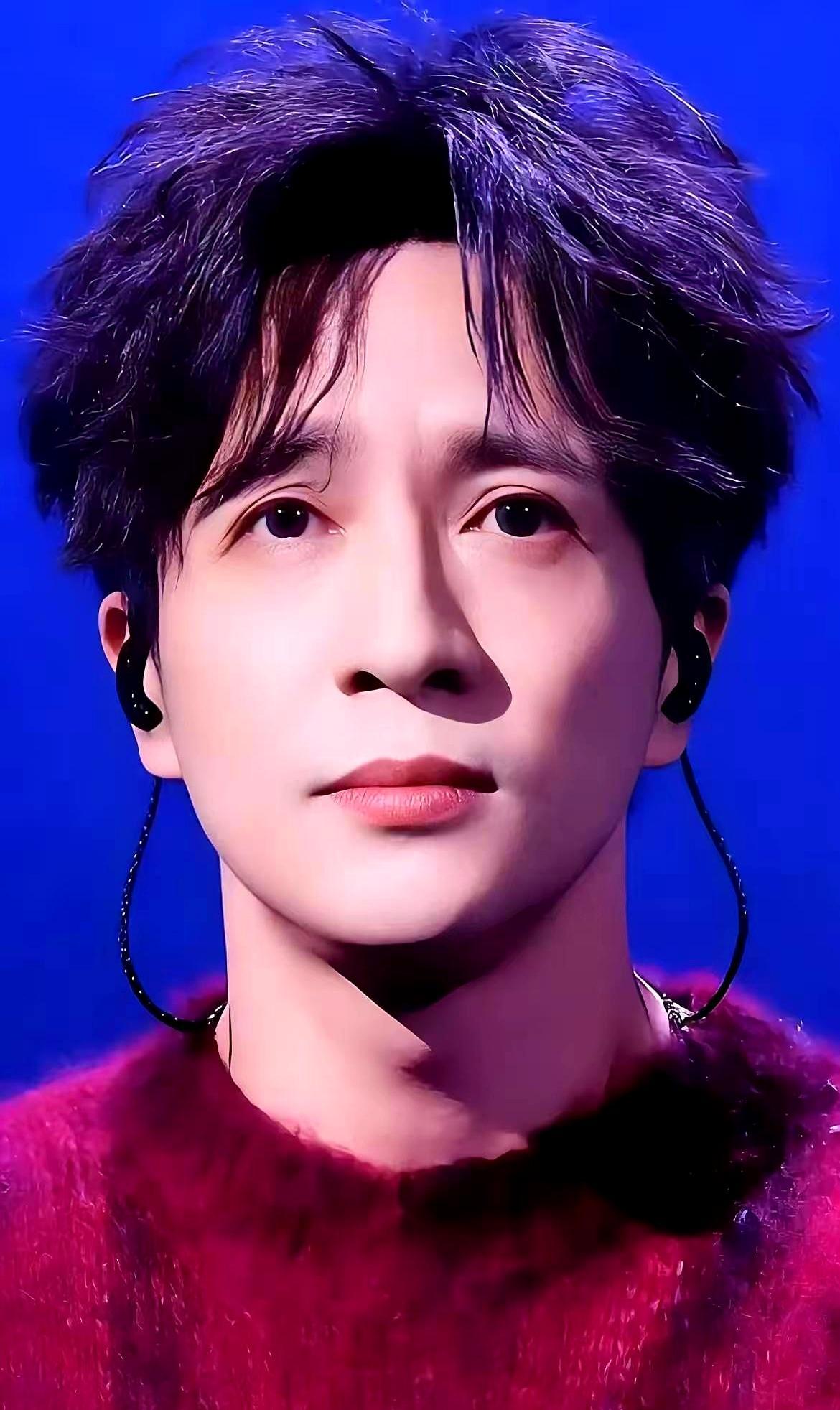 十年了，她突然在深夜@中国警察网，要他归还一块沛纳海手表和那件蓝色定制西装。配文