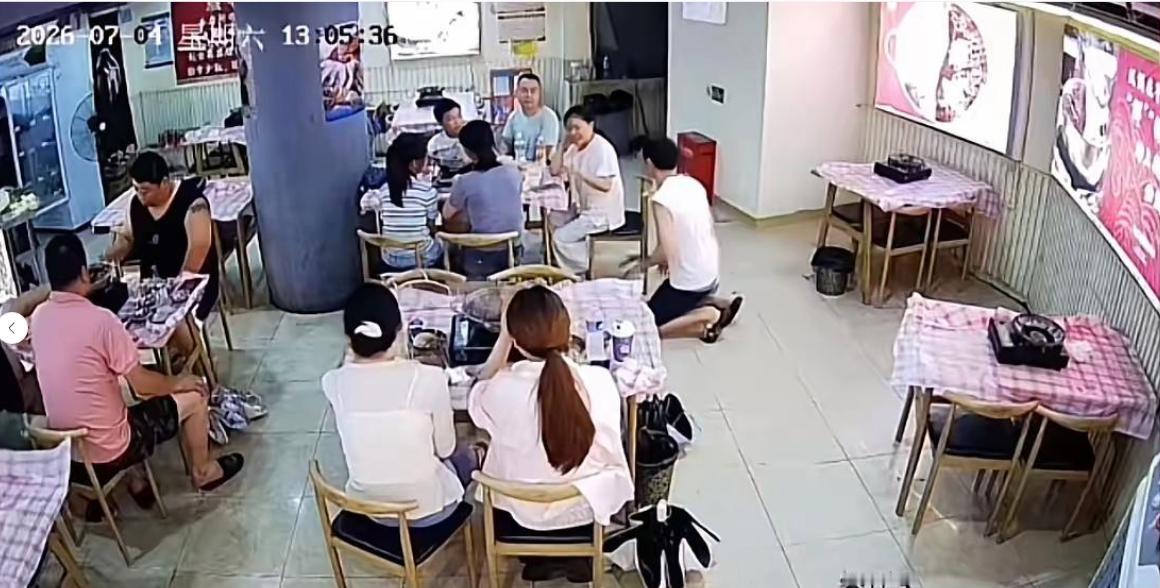 "扑通"一声，火锅店老板当着满屋子客人的面，直挺挺地跪在了一家五口面前。这一