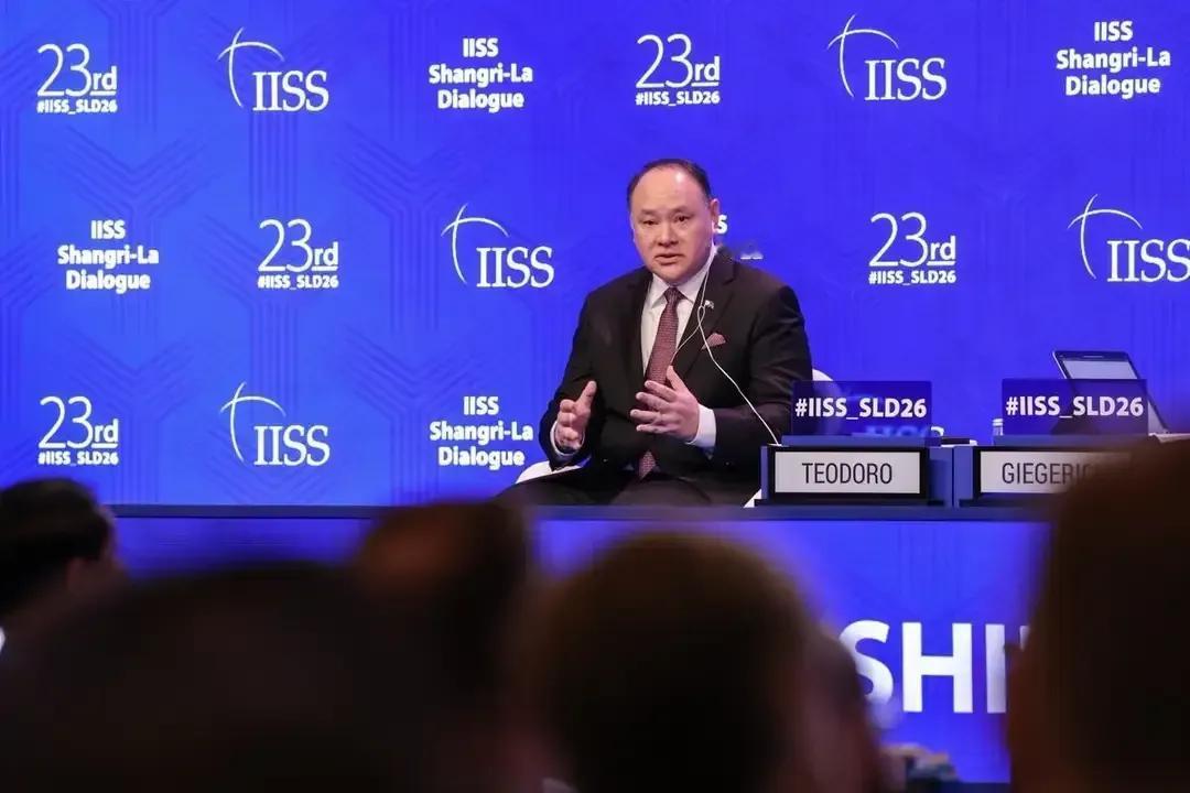 难怪中国没有第一时间援助菲律宾。菲律宾地震后，菲律宾外交部长拉扎罗和美国国务卿鲁