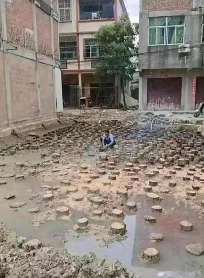 这样子建房子的地基！就不怕房子倒塌吗？
