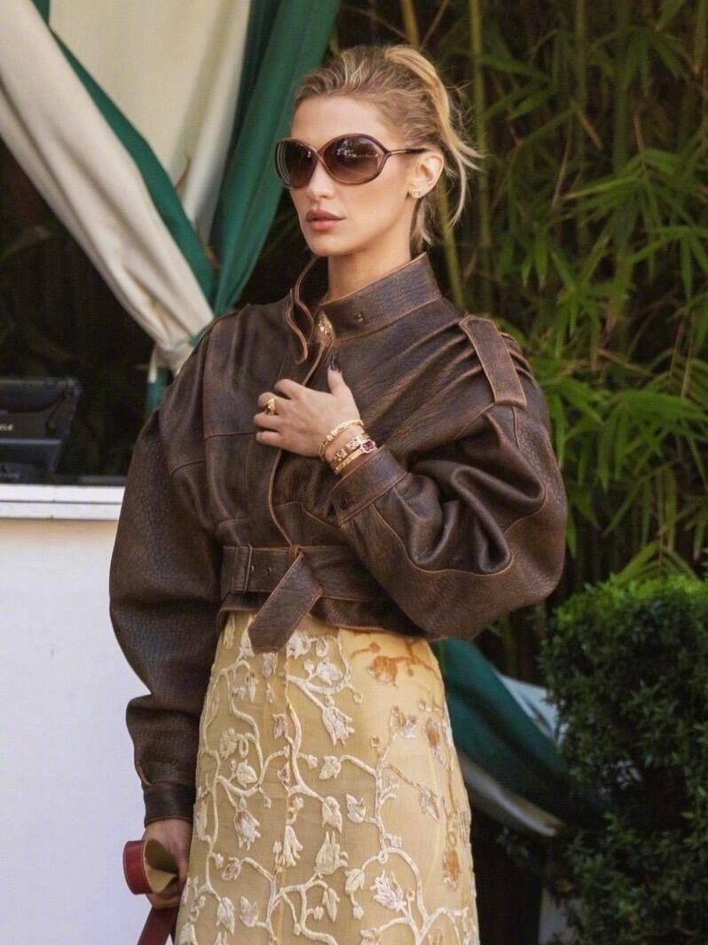 BellaHadid洛杉矶外出的街拍。身穿Chloé2026早春度假系列皮