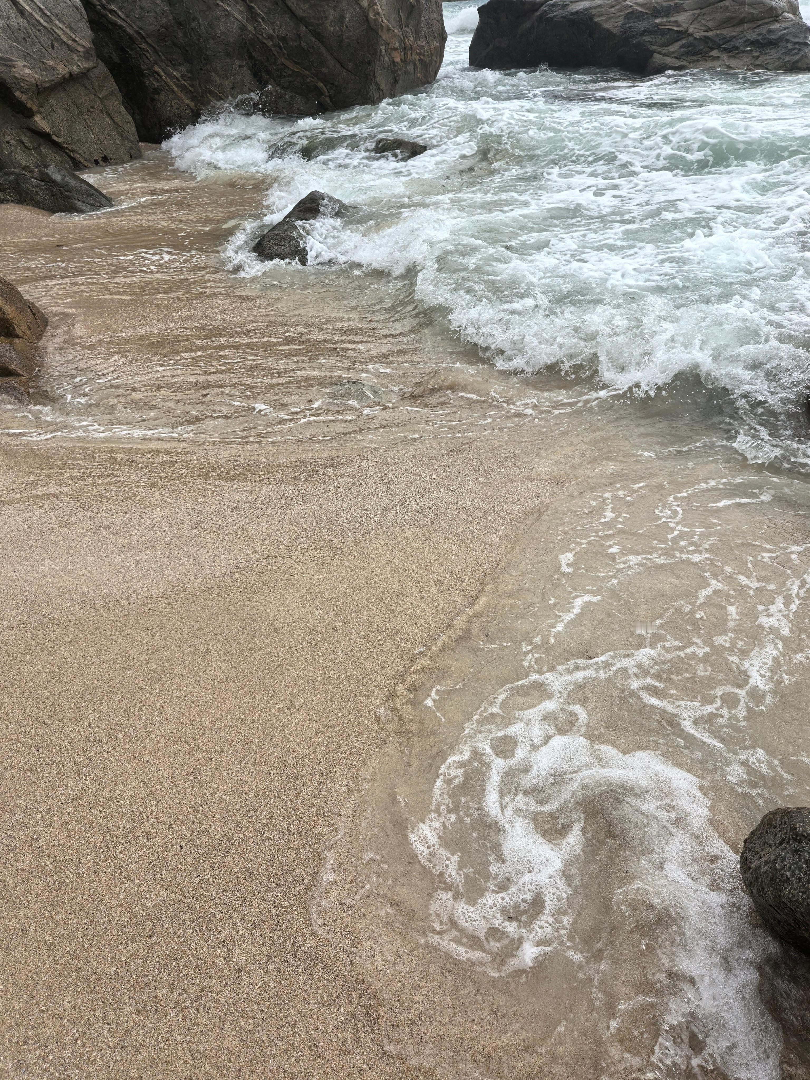 来三亚五六天了太阳湾是最棒的一处海滩虽然风景略单调今天天公不作美但沙子是真细，水