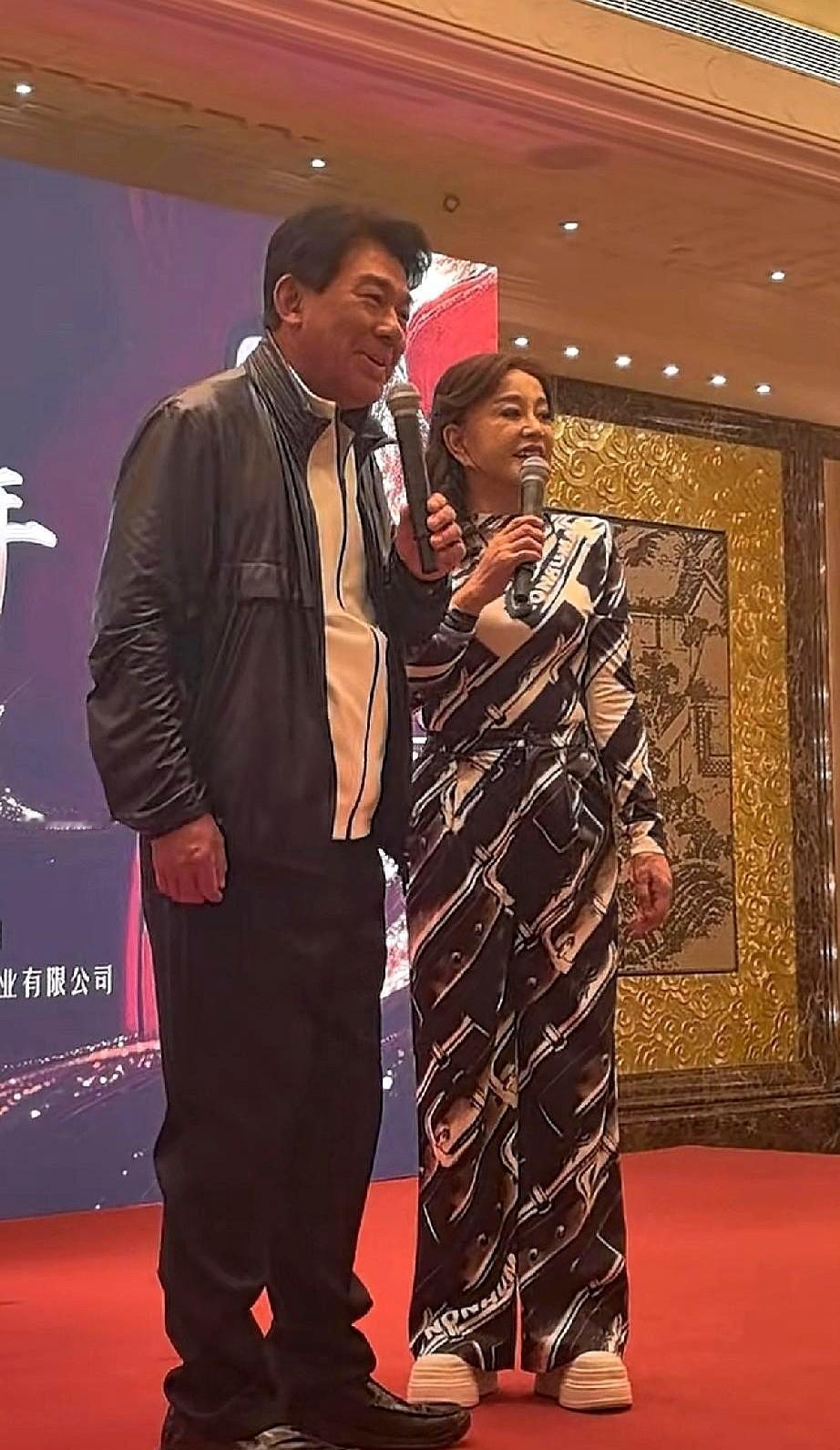 75岁刘晓庆素颜照刷屏，满脸皱纹却获赞无数。网友镜头下，她苹果肌下垂，鱼尾纹清