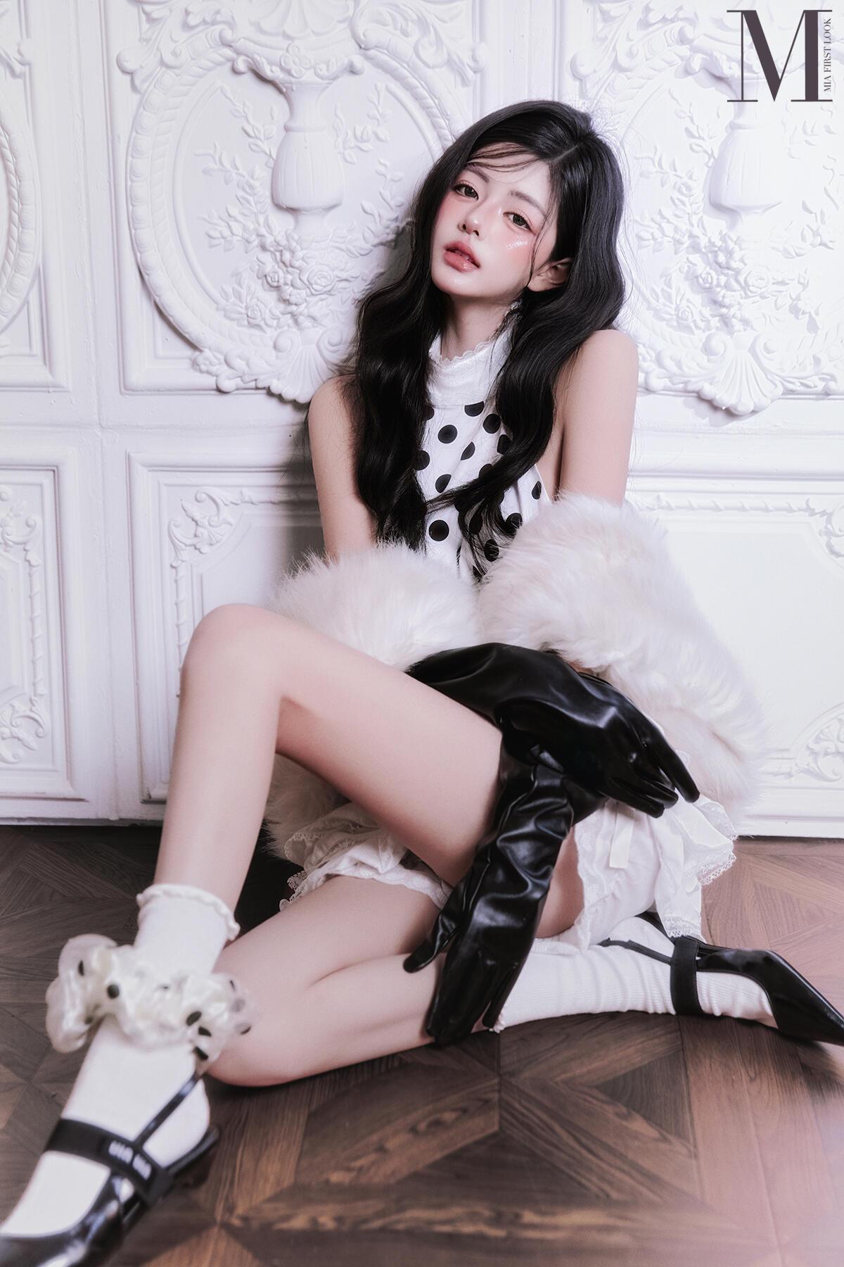 波点拓印在纯白之境，长手套划开凝固的夜色。-毛绒披肩垂落时，正与复古雕花墙纸