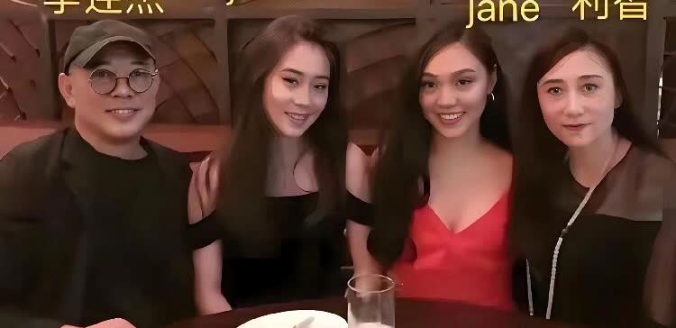 李连杰与妻子利智及两个女儿一家温馨留影，两个女儿也是貌美如花