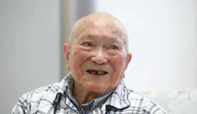 1936年，红军万里长征胜利后的一天，延安某单位放哨的儿童团拦住了一个十来岁的小