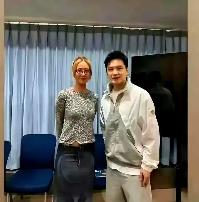 陈奕迅夫人新衣翻车？裙装设计引热议，时尚圈都懵了！​​​