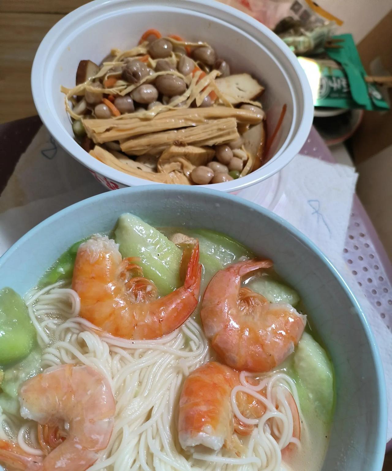 生活就是这样的简单营养，丝瓜龙虾面，配上小菜，大武汉火炉的夏天，宅家里享受空调避