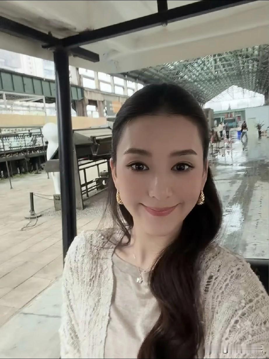 我要是郭富城，都得被方媛气疯。托人弄脸地参加个综艺，不是抢房间就是抢c位，在