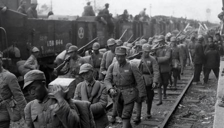 跟着蒋介石去台湾的六十万国军，基本绝后了，足见老蒋毫无格局。但凡他让这几十万军人