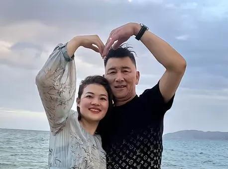 60岁上海玉石大王，三婚把自己公司的前台娶回家，婚后第二年，娇妻为他生下一对龙凤