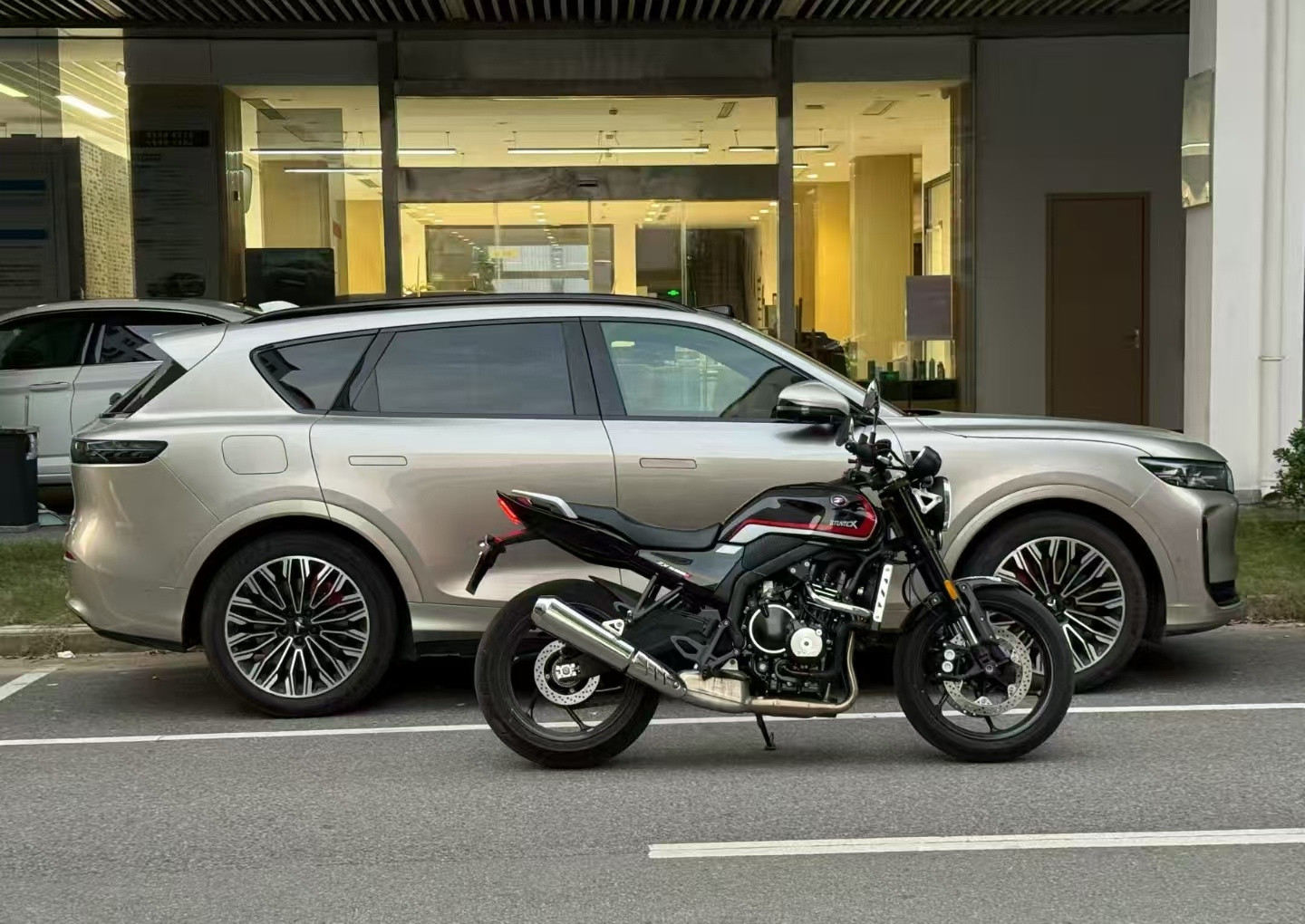 张雪机车第一张雪820RR是一台三缸车为啥三缸车这么有竞争力因为兼容了双缸的低