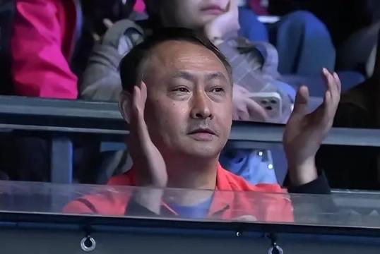 当儿子张本智和2：3不敌梁靖崑，输掉比赛时，父亲张本宇的脸上现出了“恨铁不成钢”
