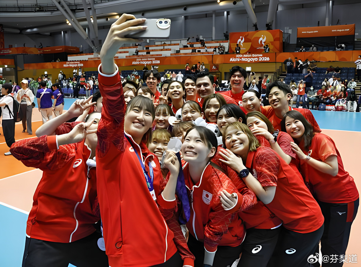 国际排坛动态日本女排输中国女排遭批【日本球迷狂喷日本女排："涂什么口红""以为