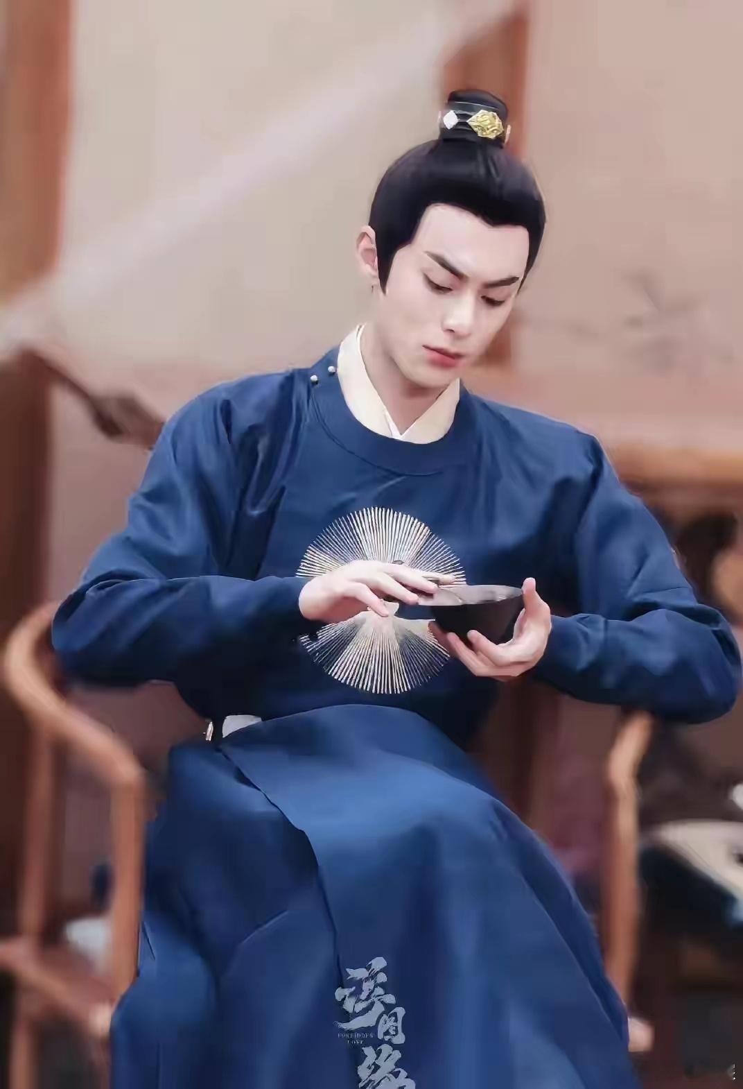 敖瑞鹏和王鹤棣，终于从古装丑男变成了拽酷男神​之前王鹤棣的《遇龙》播出，全网骂古