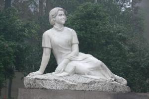 1941年，息烽监狱长把一女囚叫到办公室里，嬉皮笑脸着一边解衣服扣子一边向女囚扑