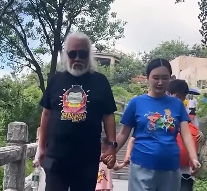 73岁张纪中携美娇妻回村炸街！老夫少妻十指紧扣甜出新高度，31岁天堑被宠溺眼神瞬