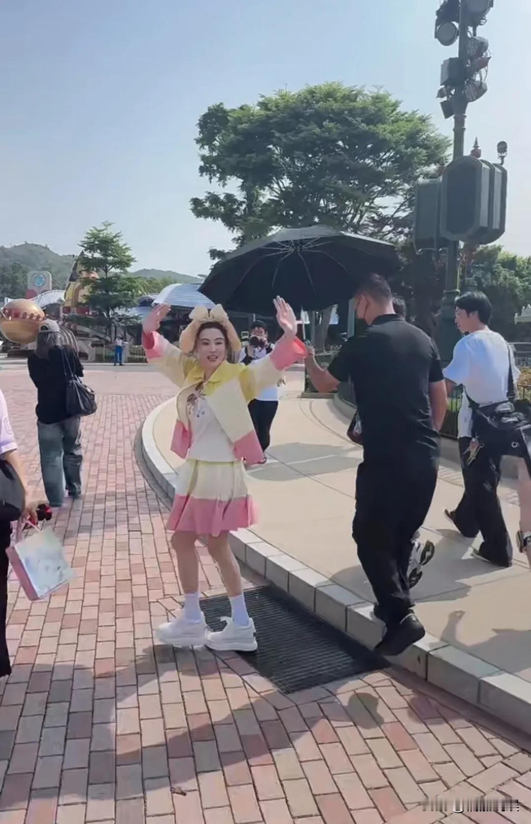 张柏芝现身香港迪士尼，举办粉丝回馈见面会，本人生图超美的，一点也不显年纪。她打