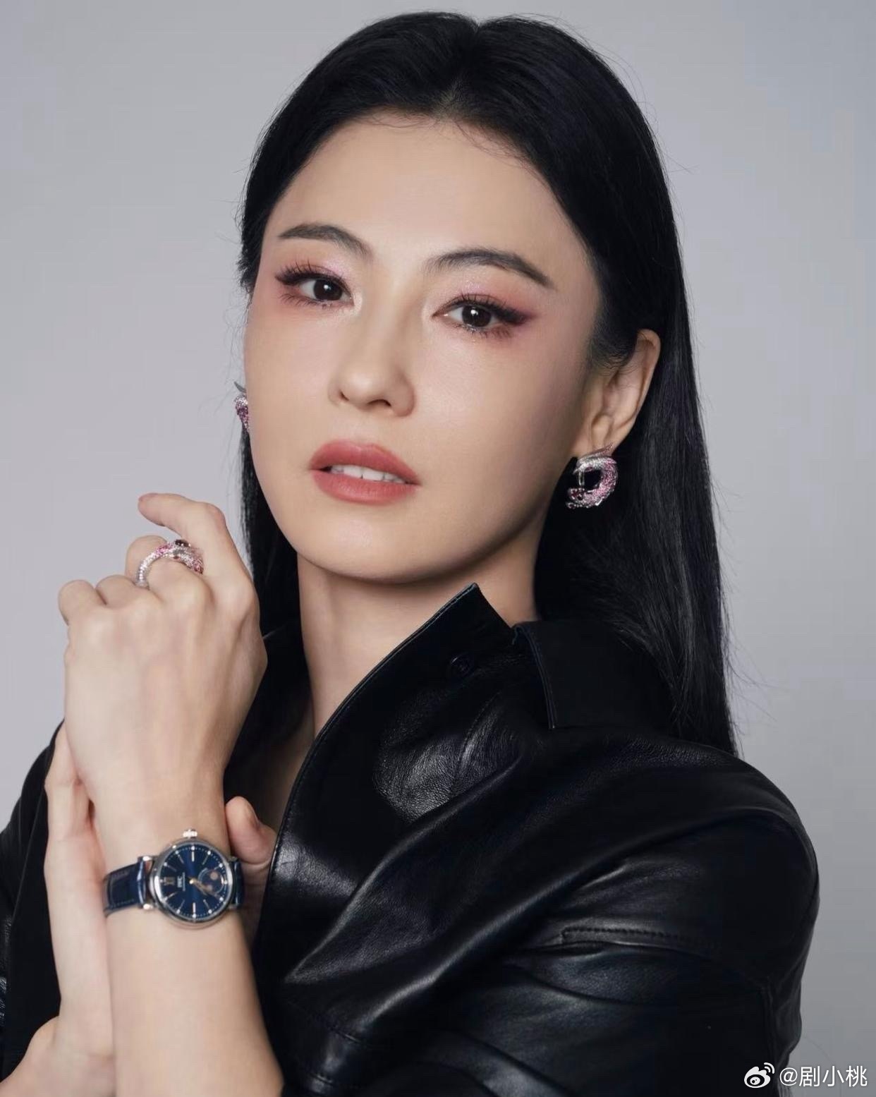 1.关晓彤家的债务问题是前任帮忙解决的，分手后对方没提还钱的事，她父母也不想让