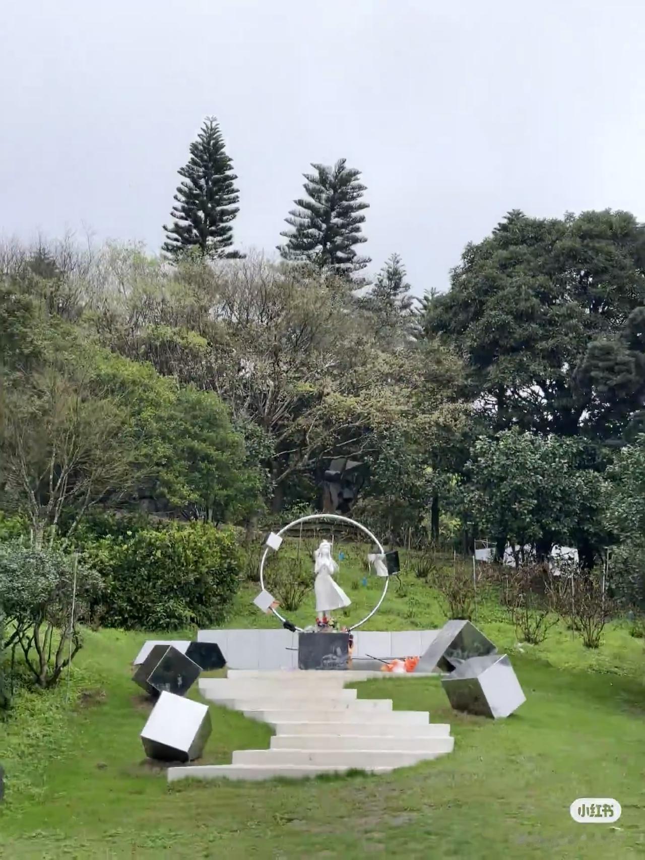 大S清明墓前冷清的传闻再次印证了信息差带来的不必要误解。大S的具体墓位家属未对