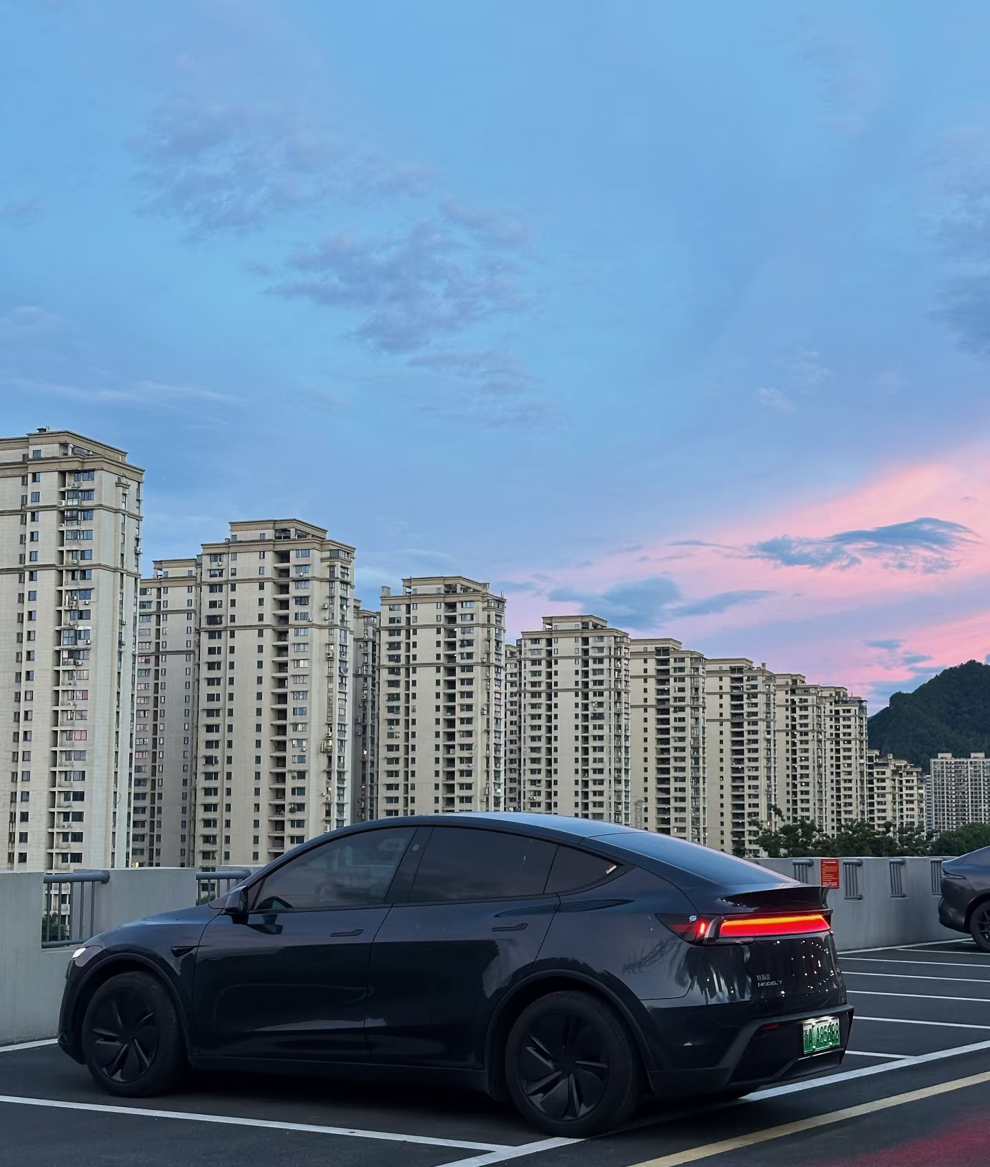 突然有点emo。老公为了方便我上下班，花30万买了辆特斯拉Model...