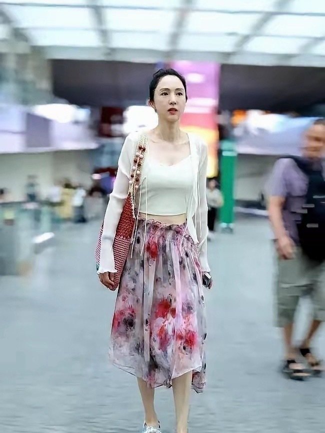 四百多的裙子，八位数的债。董璇把死局走成生路。小她九岁的张维伊，婚前毅然扛下千万旧账。​