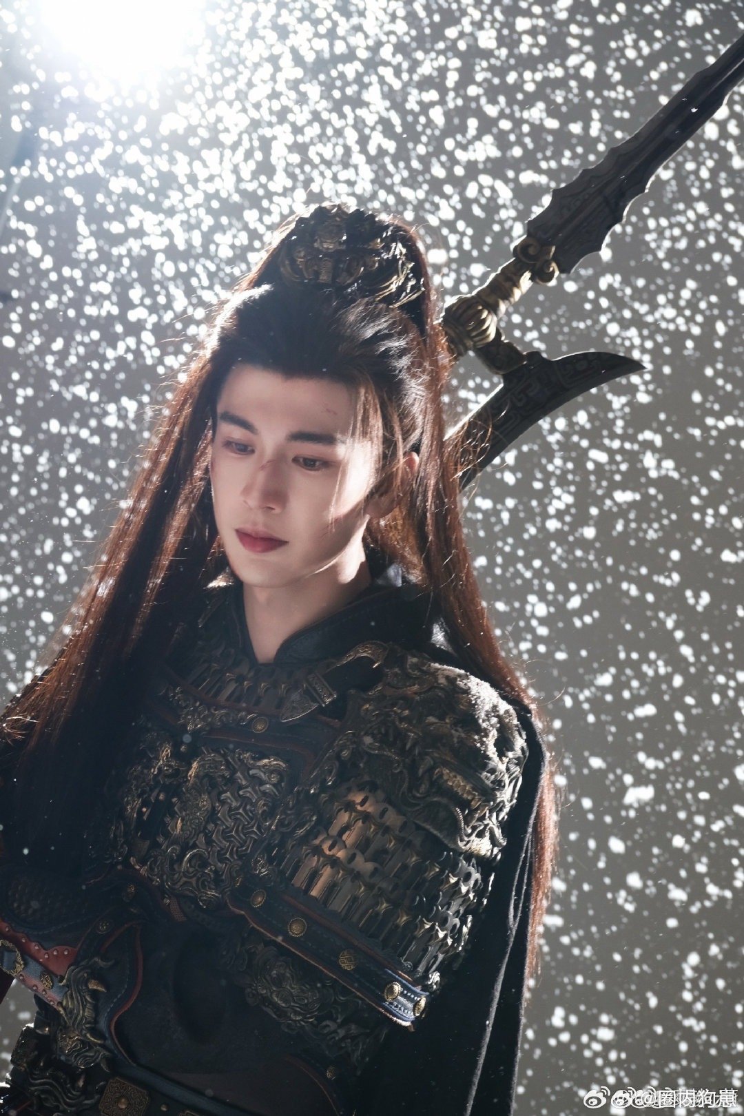 逐玉难掩杀伐戾气的谢征谢征的狠不是装出来的，是刻在骨子里的，温柔和戾气并存，这