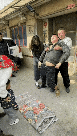 醉里舅舅钱包没少，左一头，右一拜。舅舅糊里糊涂都是爰，醉也醒，清也蒙，外甥外女