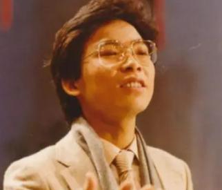 1984年，歌手张明敏得知我国举办亚运会的经费，还差了6亿的缺口时，毅然决然的卖