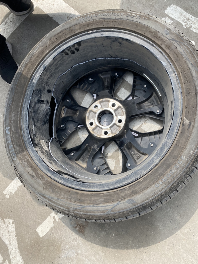 比亚迪宋dmi轮毂本人昨天凌晨六点在高速正常行驶，途中路上压到异物直接导致一个