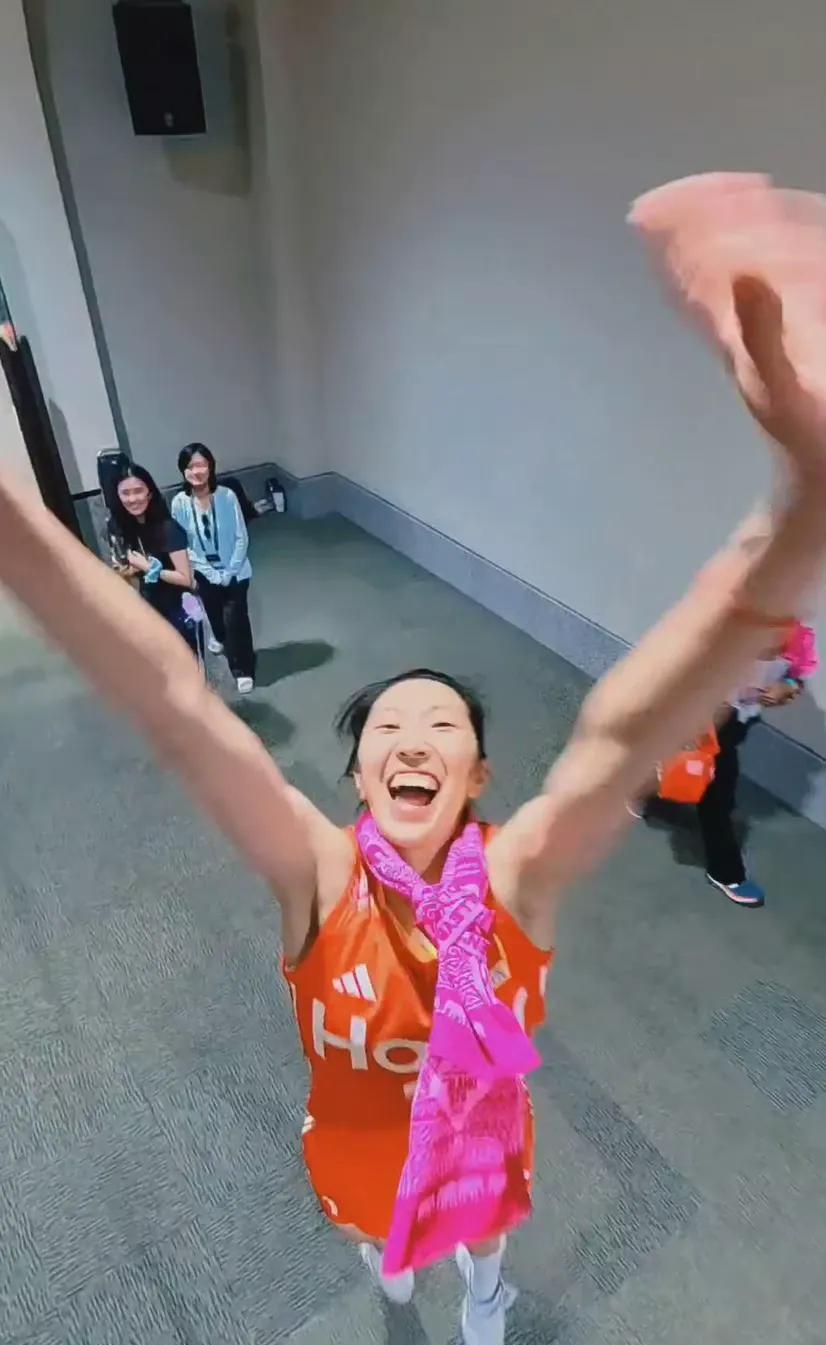 在女排世锦赛期间运动员是又辛苦又紧张，偶尔闲暇之余，换个心情放松放松，来看看这三