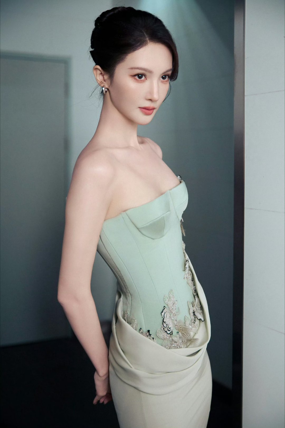 金晨绿色长裙+盘发，美成这样了！​​​