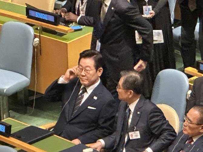 9月24日，韩国总统李在明现身联合国大会上，坐姿大佬范十足！从曝光的画面中我们