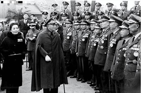 跟着蒋介石去台湾的六十万国军，基本绝后了，足见光头毫无格局。我也是纳闷了，光头怎