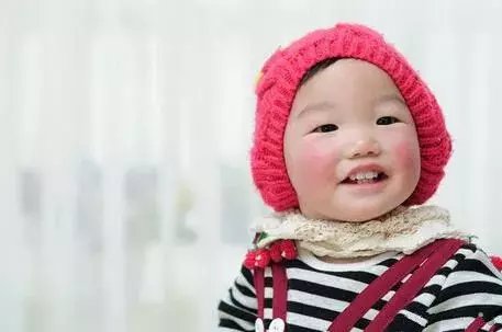 天宝宝小脸红红的、皴皴的怎么办? 育儿嫂四招解决苹果脸