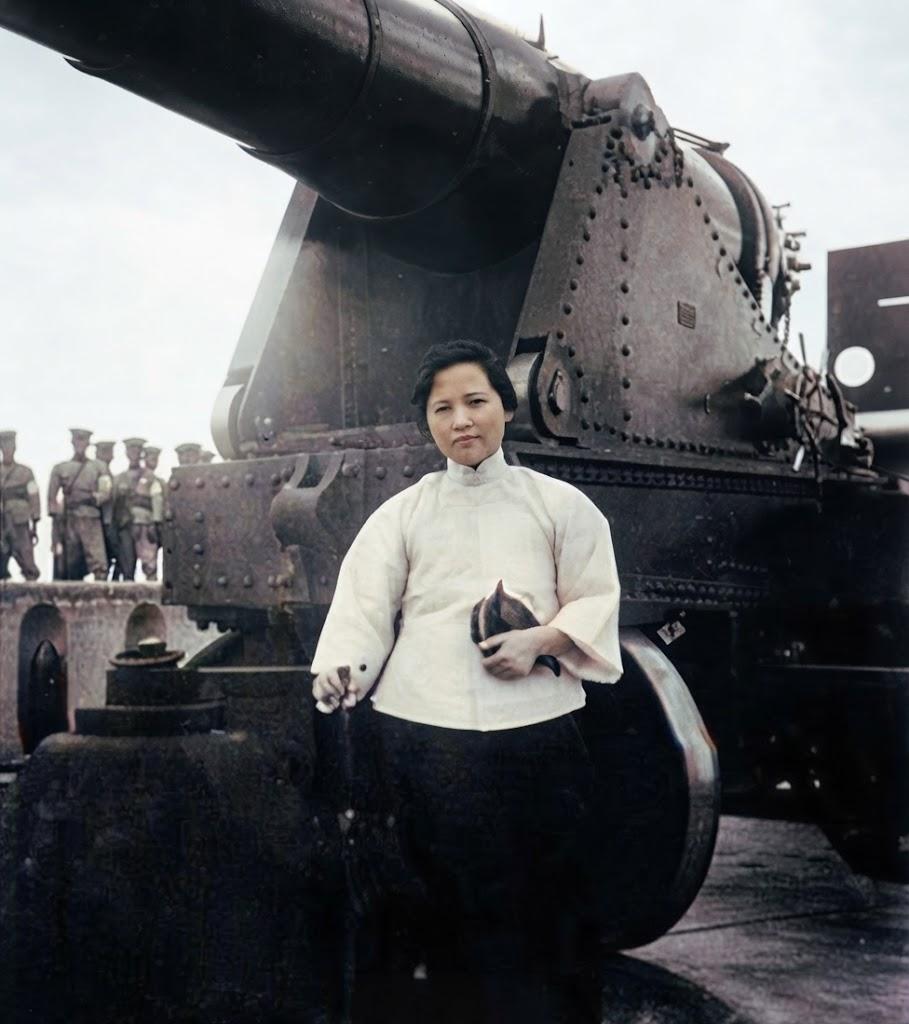 1923年10月21日，30岁的宋庆龄身着素雅白衫黑裙，从容立于威远炮台巨大的重