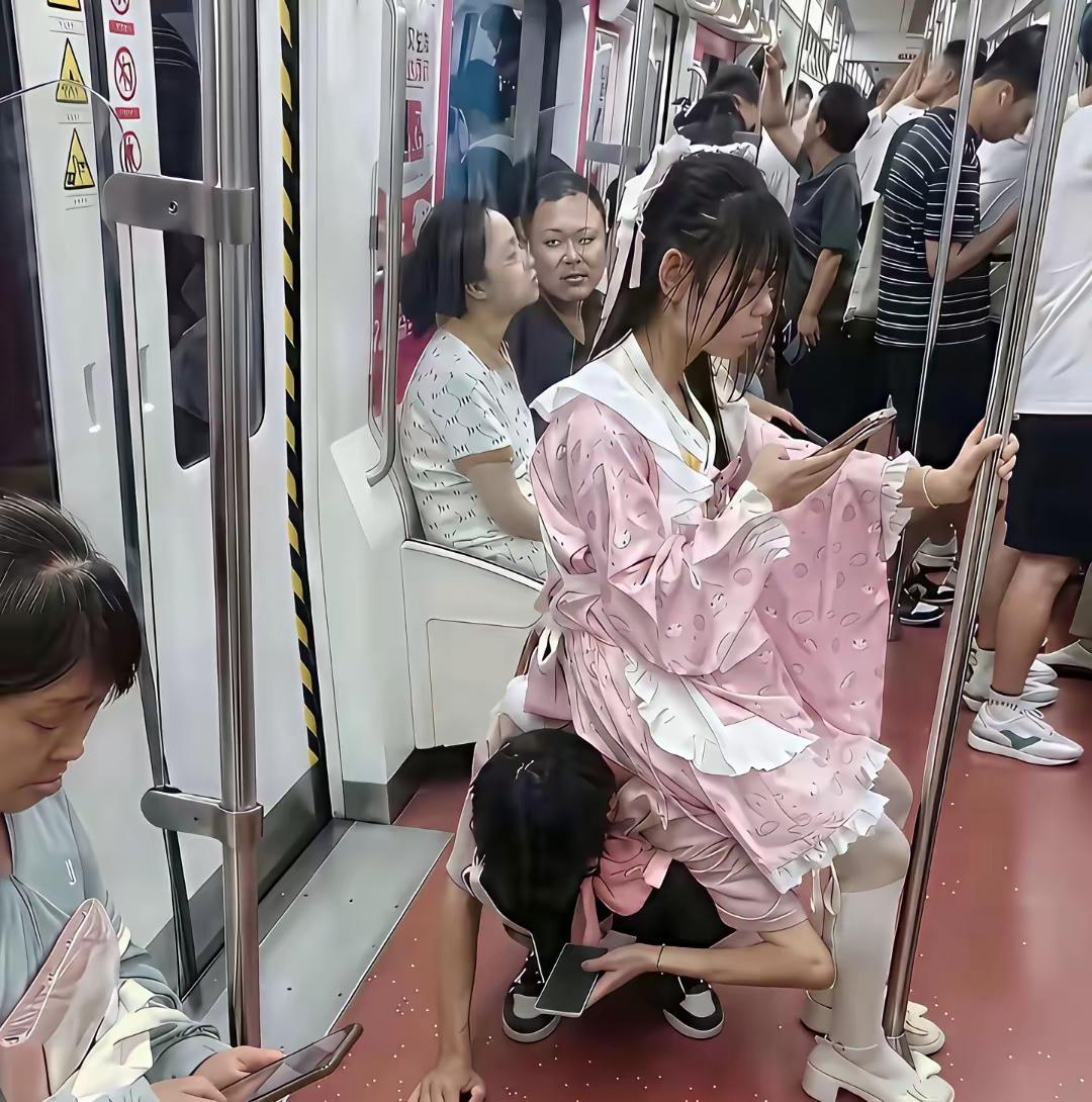 地铁里看到这一幕，你有何感想？