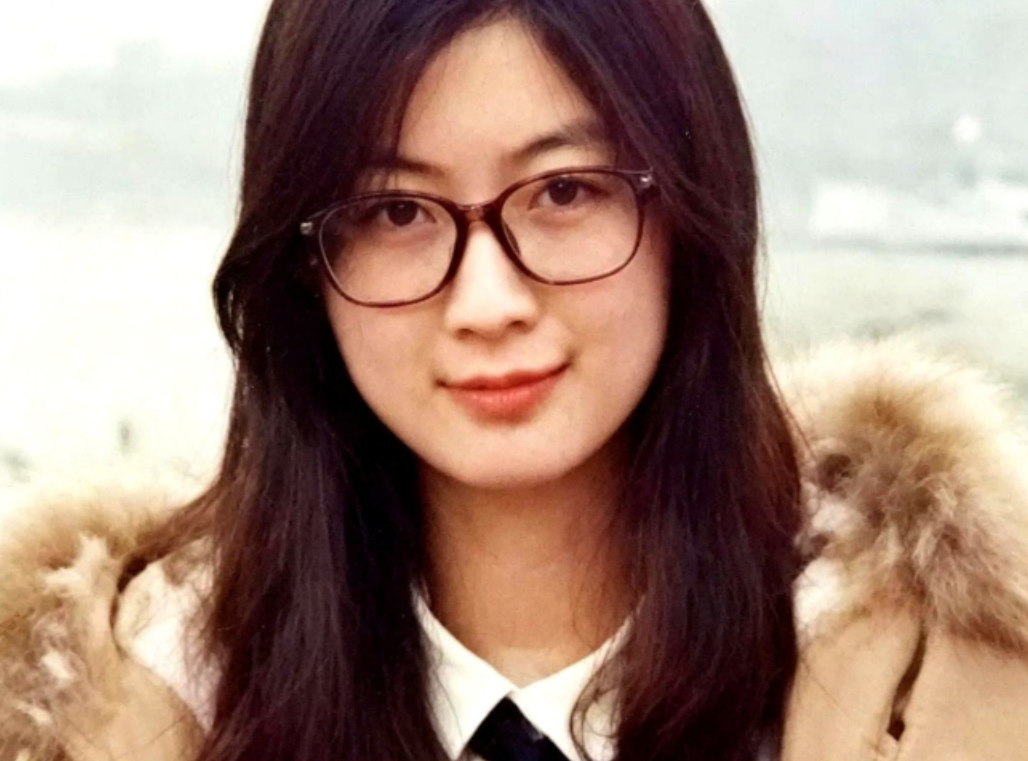 方舒这两个女儿，越看越觉得不简单，大女儿玲玲，是她和陈国星生的，北外读完书后去做了新闻记者；二女儿乖