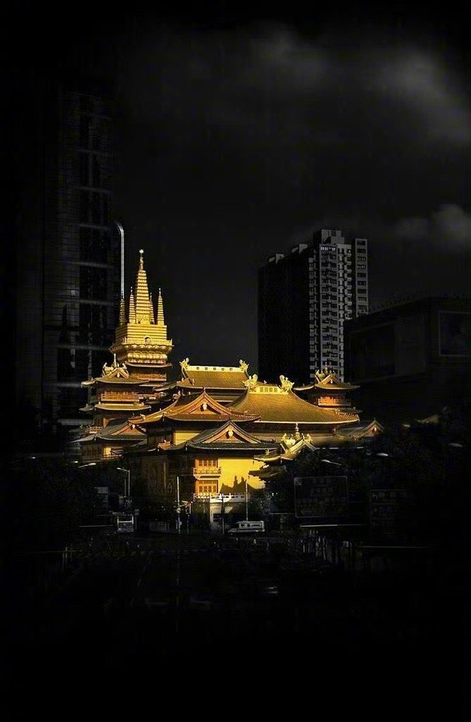 人生经历会丰富人内在的语言，既拿来与别人交谈，也拿来与自己交谈。与别人的交谈多了