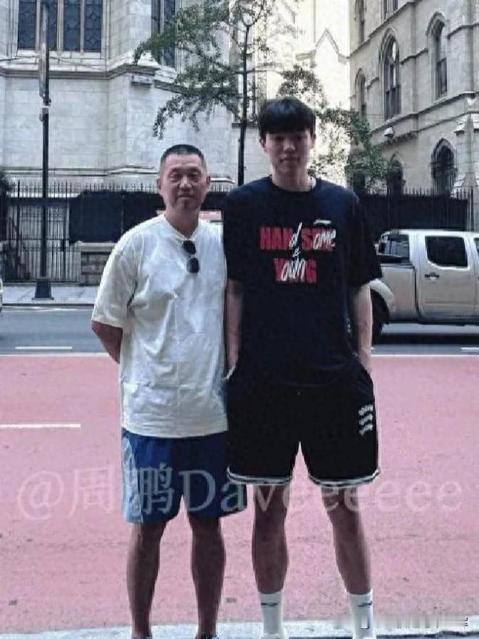 杨瀚森的父亲杨霖，山东淄博人，57岁，身高1.97米。他本职是电工，也是当地有