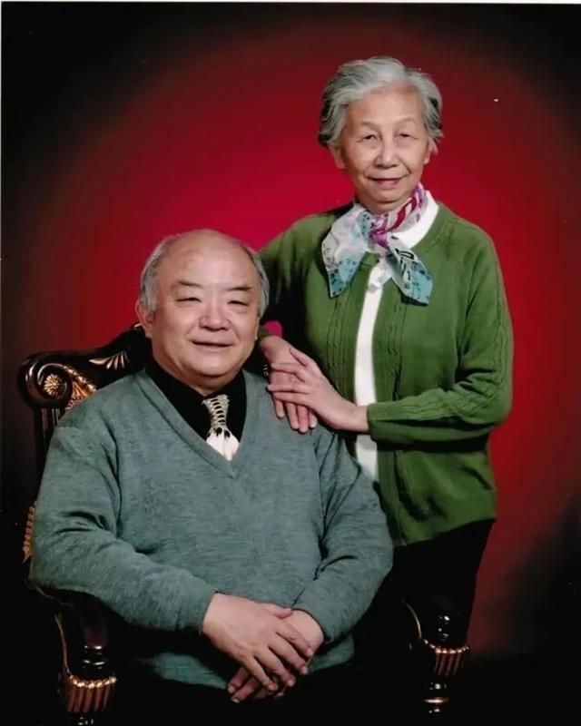 2018年，北大教授钱理群和妻子同时患癌，而妻子更是被告知只有4个月的生命了。她