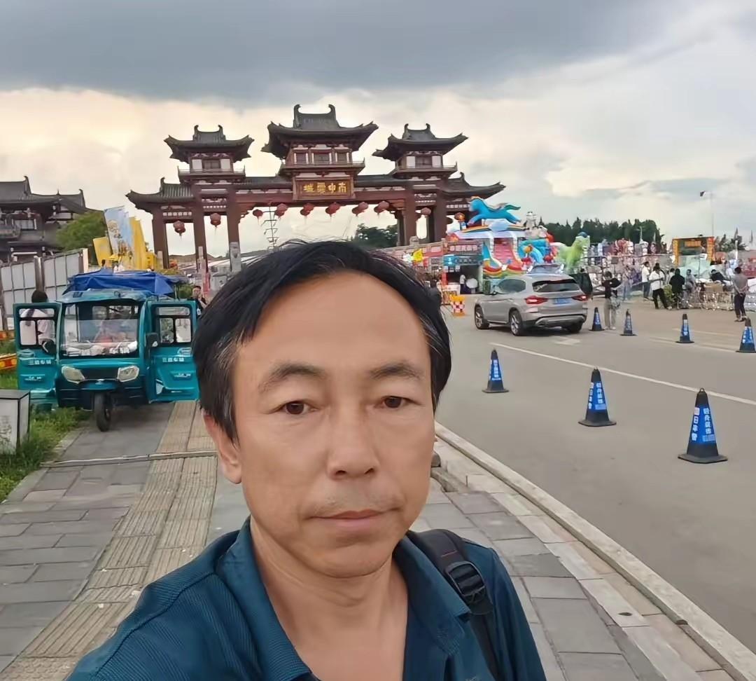 自媒体拥有几万粉丝的大辉老师，在广州花都区租了一套位于顶楼的房子，租金每月220