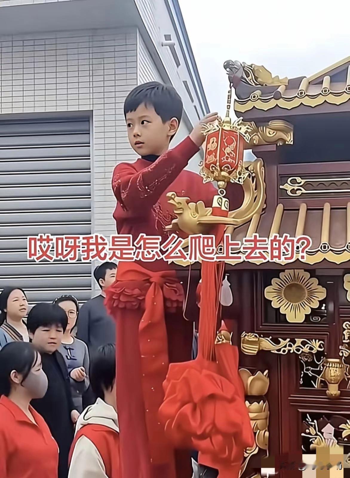 这个“妈祖”究竟是小男孩还是小女孩？官方消息来了，称是女孩子，并且是她自己调皮爬